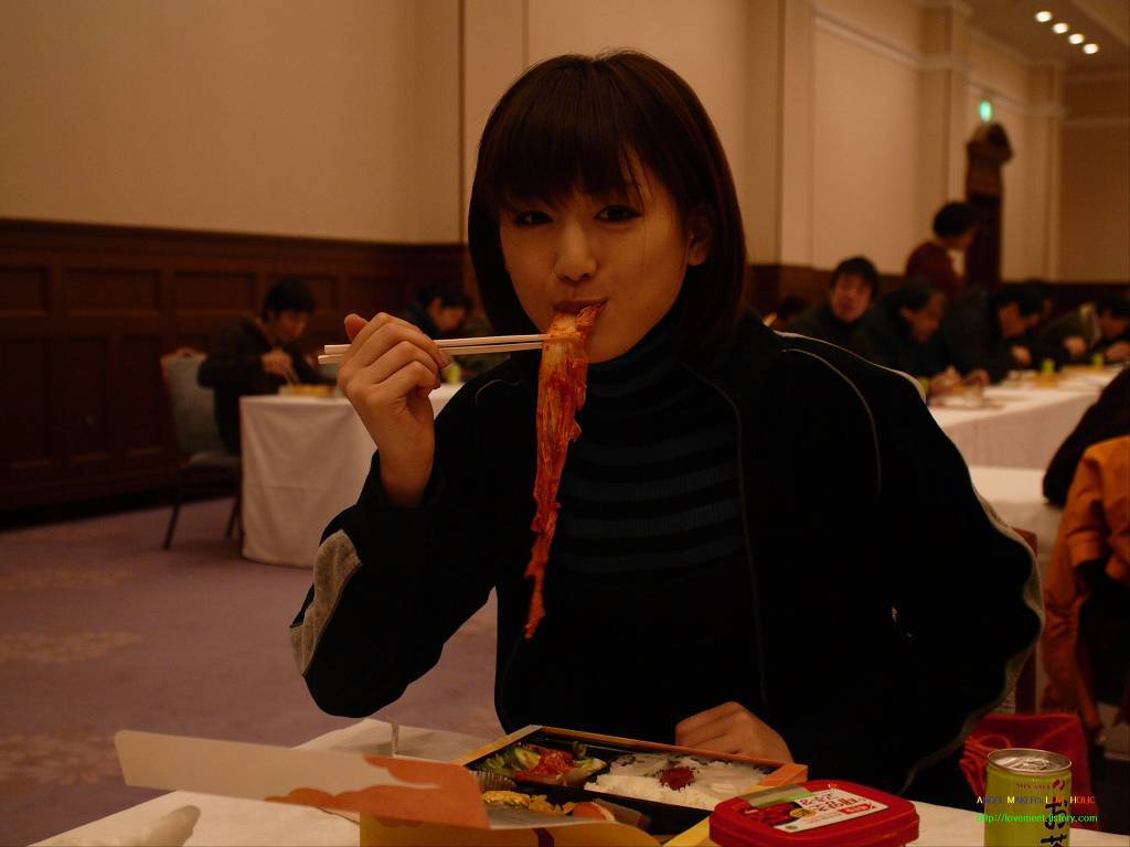 ㅇㅇ이는 친한이라 우익 아니거든요! | 인스티즈