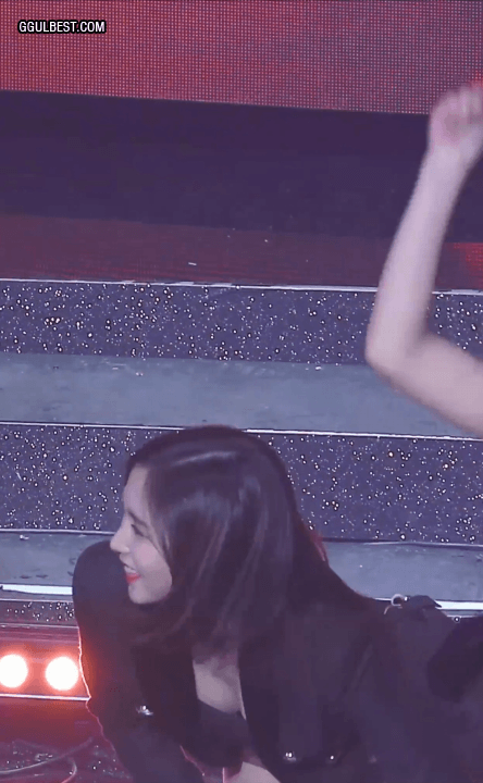 트와이스 연말무대 섹시한 의상이 비슷했던 외국인 3인방 (미나모모쯔위).gif | 인스티즈