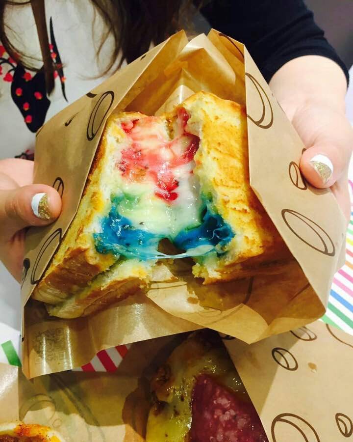 홍콩에서 파는 무지개 치즈 토스트.jpg | 인스티즈