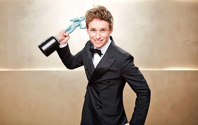 상을 휩쓸고 좋아하는 에디 레드메인gif | 인스티즈