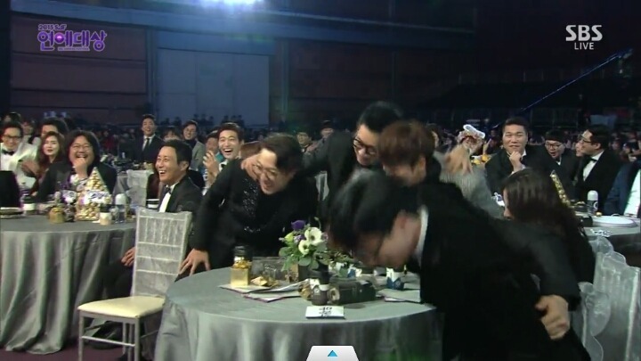 sbs 연예대상 축하무대할 때마다 항상 호응 잘해주는 런닝맨 팀 | 인스티즈