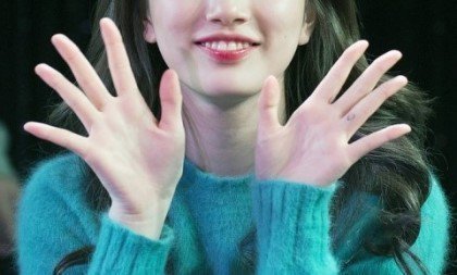 손가락에 타투한 수지 ㄷㄷ | 인스티즈