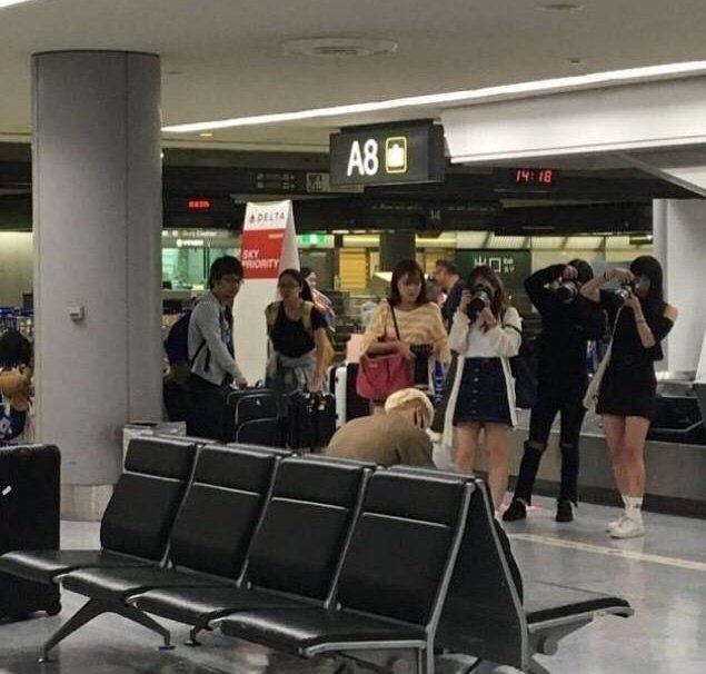 아이돌들 공항 내부에서 사진찍히는 모습.jpg | 인스티즈