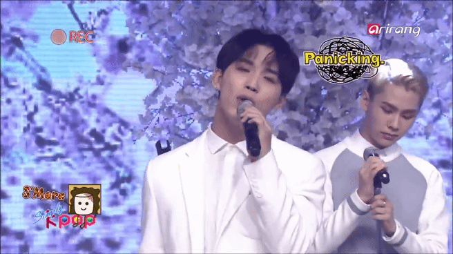 스탠딩 마이크 작살내는 비투비 일훈(피해자 은광).gif | 인스티즈