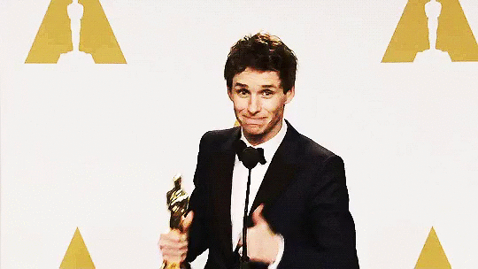 상을 휩쓸고 좋아하는 에디 레드메인gif | 인스티즈