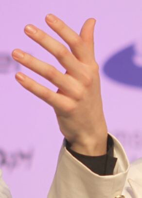 예쁘다고 유명한 남자아이돌의 손 +추가 | 인스티즈