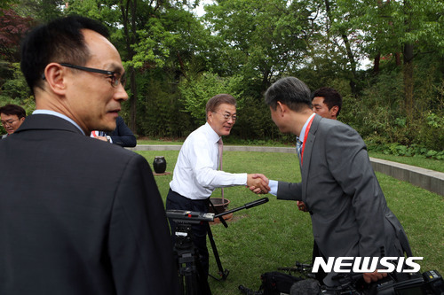 문재인 대통령 - 출근 이틀째 청와대 사진 모음.jpg | 인스티즈