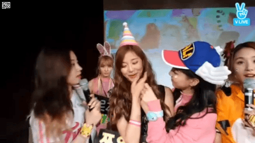 [트와이스] 오늘자 쯔위 생일선물로 뽀뽀해달라고 하자 해주는 멤버들.gif | 인스티즈