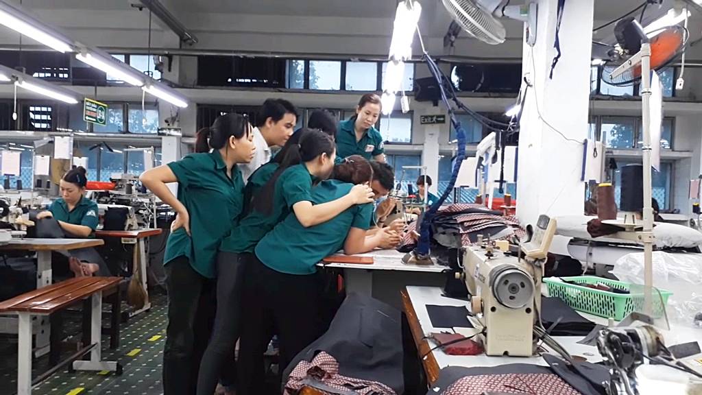 공장에 일하던 베트남 노동자들도 환호!! u-23 결승진출 현지반응 3편 | 인스티즈