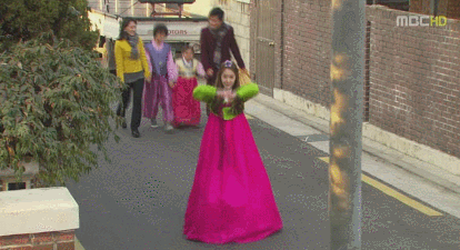 세뱃돈 받으려고 별짓 다하는 크리스탈.gif | 인스티즈