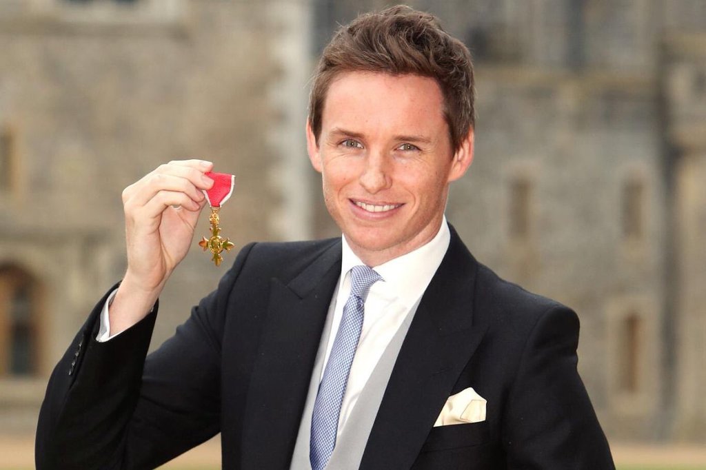 상을 휩쓸고 좋아하는 에디 레드메인gif | 인스티즈