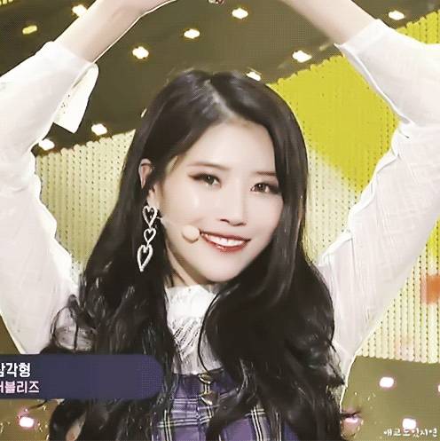 너무 커서 상처까지 났다는 러블리즈 귀걸이 크기.jpgif | 인스티즈