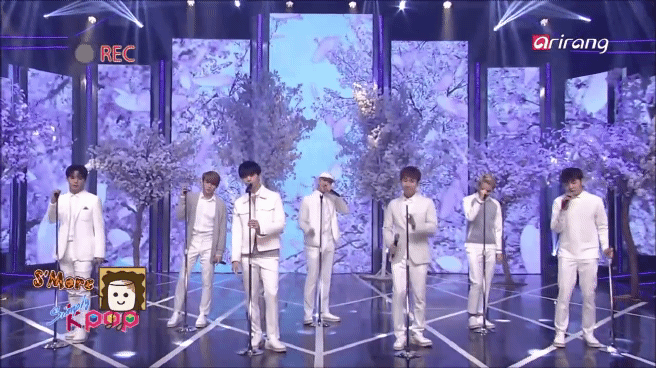 스탠딩 마이크 작살내는 비투비 일훈(피해자 은광).gif | 인스티즈