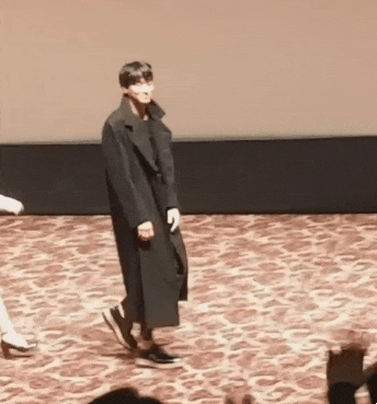 팬이 던진 선물 받아가는 강동원.gif | 인스티즈