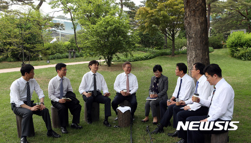 문재인 대통령 - 출근 이틀째 청와대 사진 모음.jpg | 인스티즈