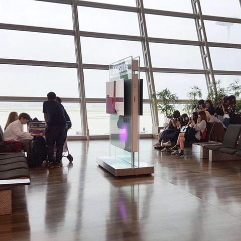 아이돌들이 공항 내부에서 사진 찍히는 모습 | 인스티즈