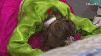 세뱃돈 받으려고 별짓 다하는 크리스탈.gif | 인스티즈