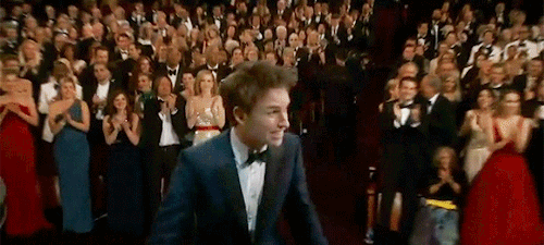 상을 휩쓸고 좋아하는 에디 레드메인gif | 인스티즈