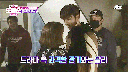 박보영 보면서 표정 못숨기는 박형식.gif | 인스티즈