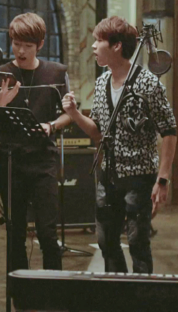 아이돌들의 특이한 손버릇.jpg | 인스티즈