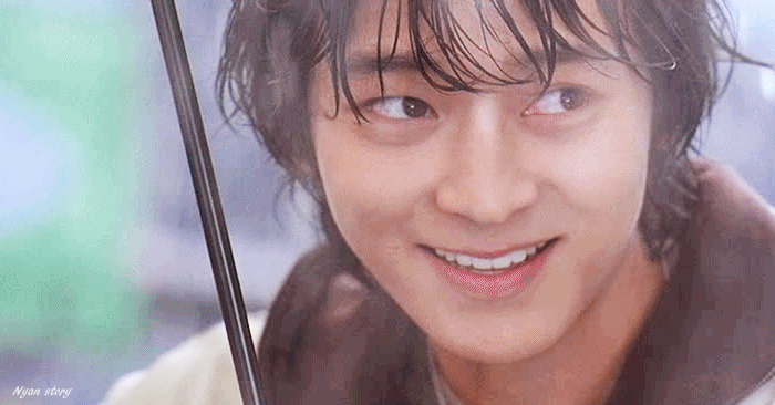 많은 드라마에서 패러디 된 전설적인 강동원 늑대의 유혹 우산씬.gif | 인스티즈