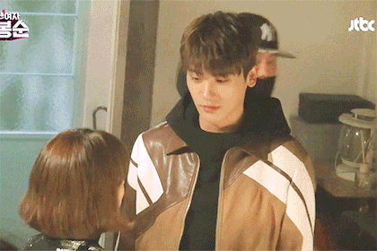 박보영 보면서 표정 못숨기는 박형식.gif | 인스티즈