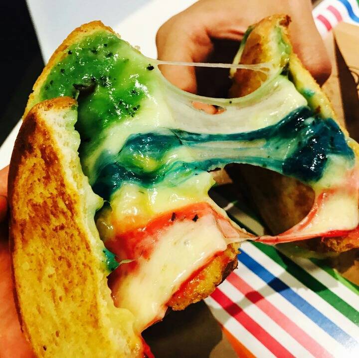 홍콩에서 파는 무지개 치즈 토스트.jpg | 인스티즈