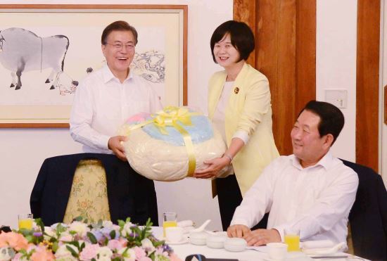 강아지 용품 선물받는 문대통령.jpg | 인스티즈