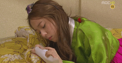 세뱃돈 받으려고 별짓 다하는 크리스탈.gif | 인스티즈