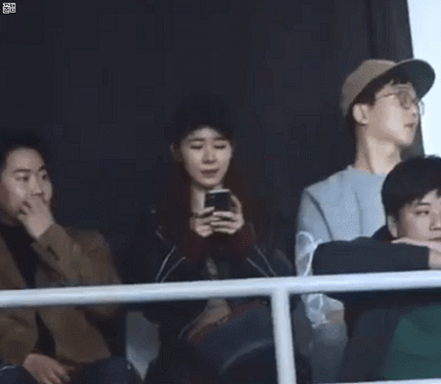 아이유 콘서트에서 갑자기 우는 유인나.jpgif | 인스티즈