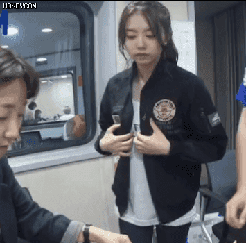 자켓벗는 청하 vs 자켓벗는 소혜 | 인스티즈