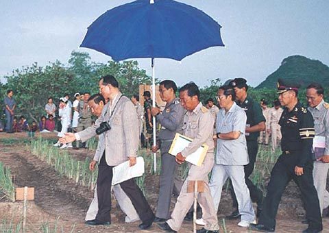 모든 태국인이 존경하는 푸미폰 국왕 서거 (존경받는 이유) | 인스티즈