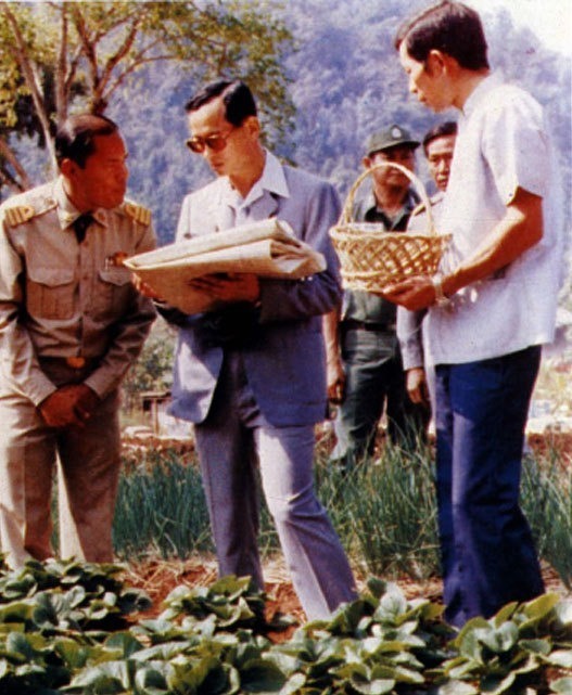 모든 태국인이 존경하는 푸미폰 국왕 서거 (존경받는 이유) | 인스티즈