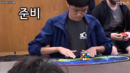 큐브 빨리 맞추기 대회에서 세계신기록 세운 울나라 급식이 큐브실력.gif | 인스티즈
