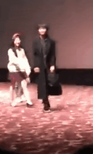 팬이 던진 선물 받아가는 강동원.gif | 인스티즈