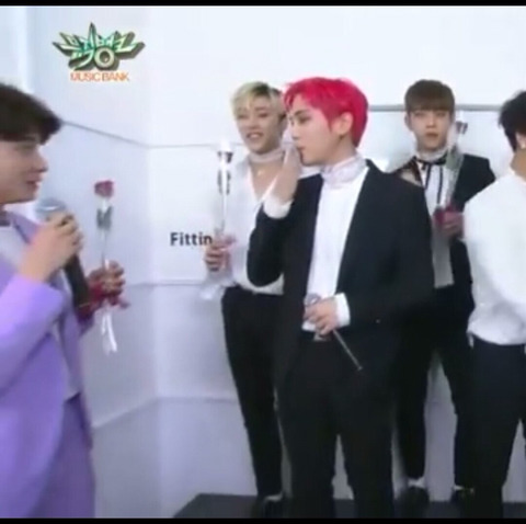 센스 돋는 행동으로 팬들 쿠크 지켜주는 아이돌 | 인스티즈