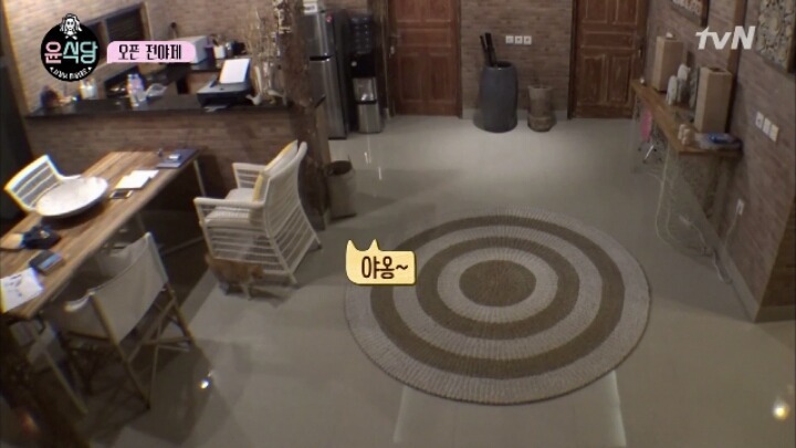 [윤식당] 고양이 보고 좋아하는 윰블리.jpg | 인스티즈