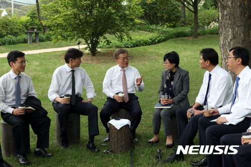 문재인 대통령 - 출근 이틀째 청와대 사진 모음.jpg | 인스티즈