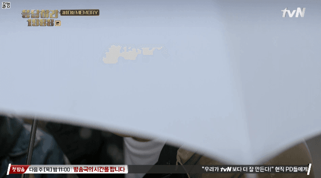 많은 드라마에서 패러디 된 전설적인 강동원 늑대의 유혹 우산씬.gif | 인스티즈