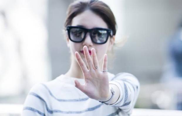 손가락에 타투한 수지 ㄷㄷ | 인스티즈