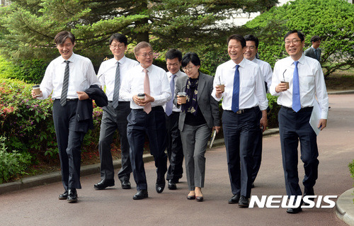 문재인 대통령 - 출근 이틀째 청와대 사진 모음.jpg | 인스티즈