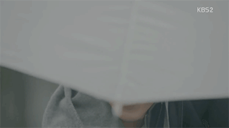 많은 드라마에서 패러디 된 전설적인 강동원 늑대의 유혹 우산씬.gif | 인스티즈
