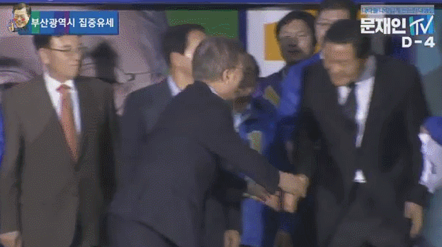 세월호를 구하려했던 황기철 해군참모총장과 문재인.gif | 인스티즈