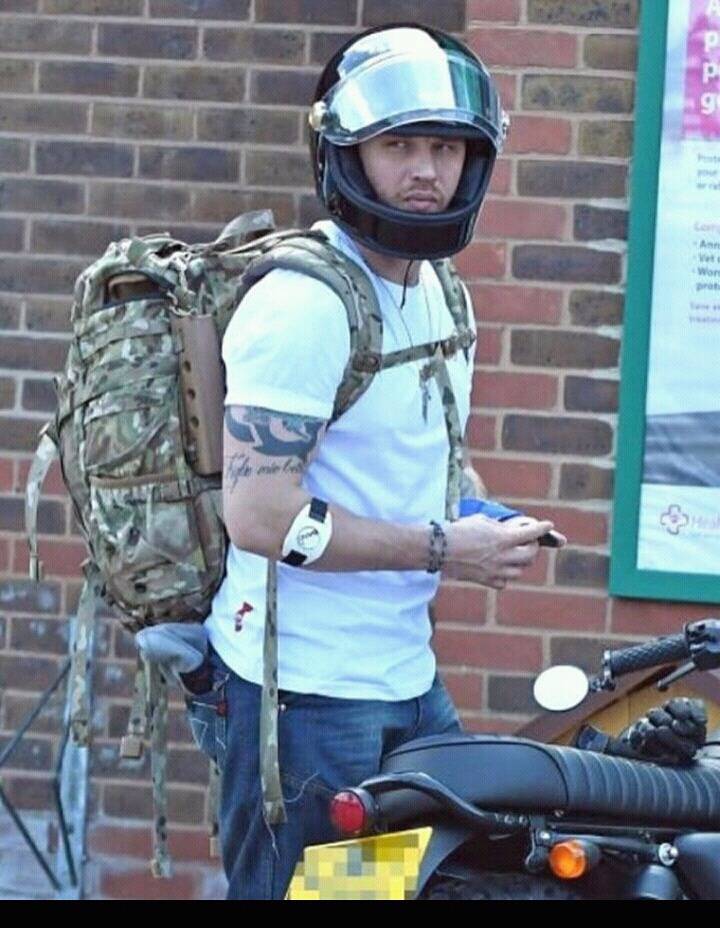 며칠 전 위안부 팔찌 착용했다고 알려진 톰 하디 팔찌의 진실 | 인스티즈