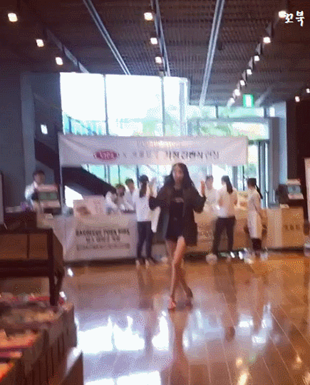 모델같은 포스의 여자친구 소원.gif | 인스티즈