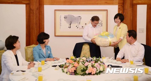 강아지 용품 선물받는 문대통령.jpg | 인스티즈