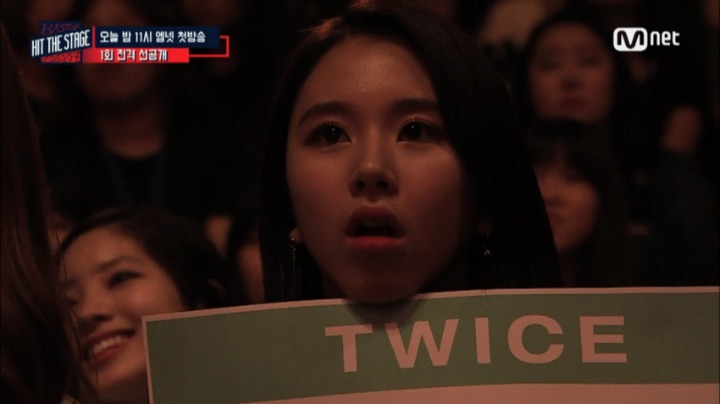 변한 모모보고 놀란 채영.gif | 인스티즈