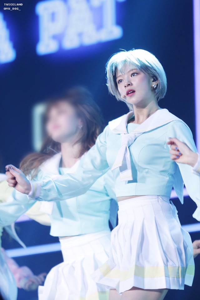 은발로 염색하고 물오른 트와이스 정연 | 인스티즈