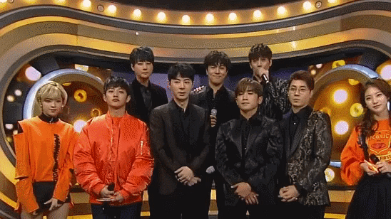 아무렇지않게 뽀뽀하는 에릭과 받아주는 김동완에 충격받은 정연.gif | 인스티즈