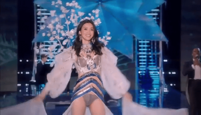 2017 빅토리아 시크릿 패션쇼에 그대로 방영된 넘어진 밍시 | 인스티즈